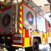 Los bomberos trabajan en el rescate de un niño tras caer a un pozo