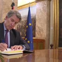 Feijóo plasma su firma en el libro de condolencias por la muerte de Guillermo Fernández Vara