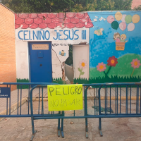 Pierde el control del coche y se empotra contra una guardería en Badajoz
