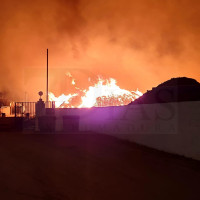 El incendio de San Vicente sigue activo y hay riesgo para otras naves