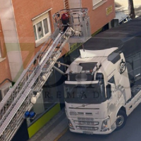 Un camión choca contra una farola en Badajoz y tienen que intervenir los bomberos