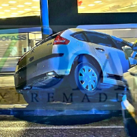 Pierde el control de su vehículo y acaba empotrado en la cuneta en Badajoz