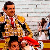 El torero cacereño Emilio de Justo sufre una cogida en Las Ventas