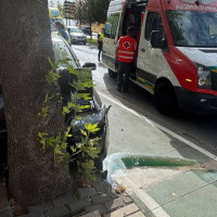 Choca contra un árbol a la altura del centro de salud de Valdepasillas