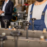 Lanzan ofertas de trabajo en dos fábricas con sueldos de 1.750 €