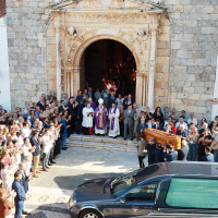 Familia, amigos, compañeros y vecinos de Olivenza despiden a Guillermo Fernández Vara