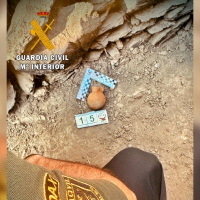 La Guardia Civil desactiva una antigua granada de mano encontrada en una finca extremeña