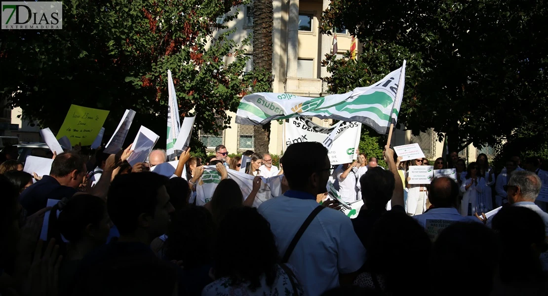 Médicos de Badajoz se concentran contra el nuevo Estatuto Marco: "Más que dinero, pedimos tiempo"