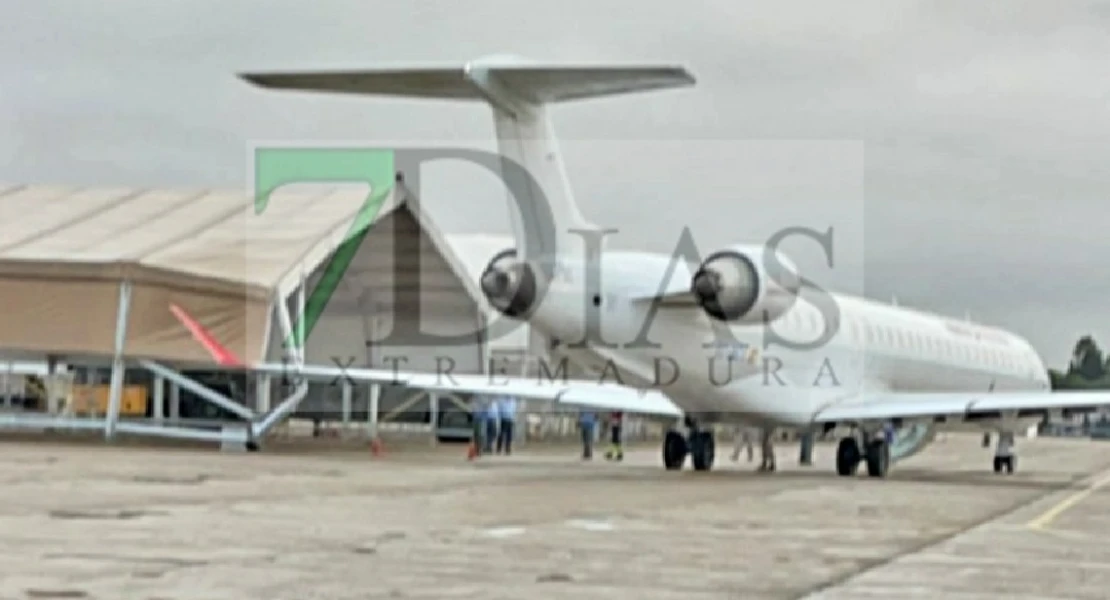 Un avión comercial choca con un hangar militar en la base de Talavera la Real