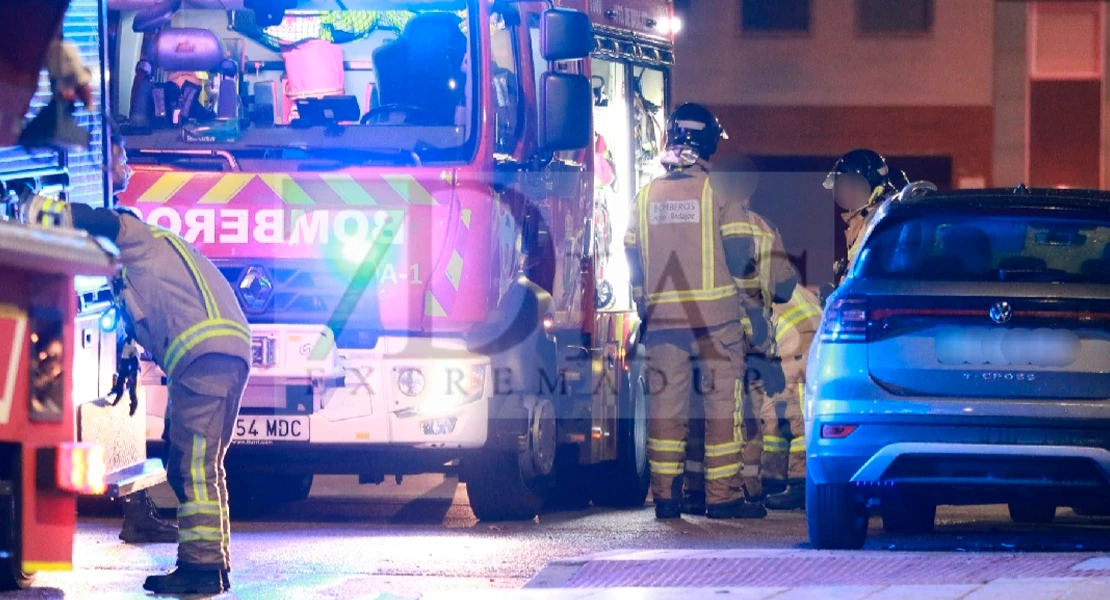 Intensa labor de los bomberos en el incendio de una vivienda en Badajoz