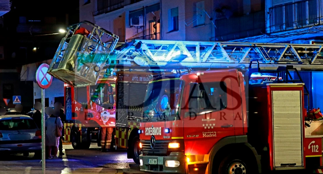 Intensa labor de los bomberos en el incendio de una vivienda en Badajoz