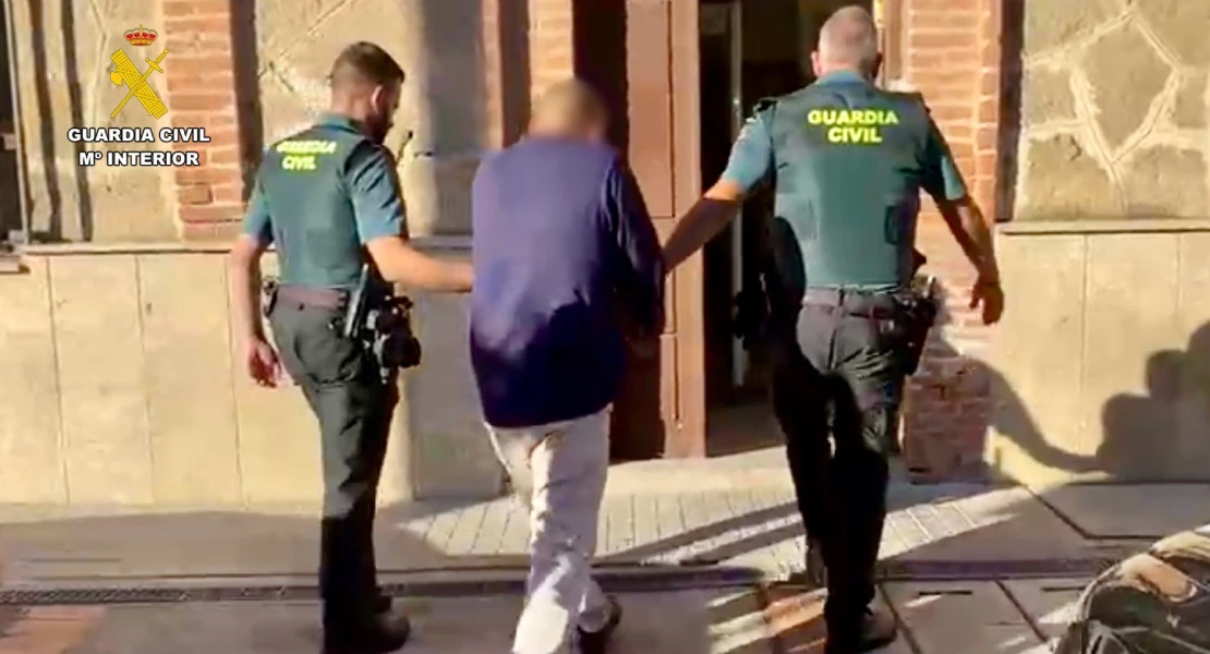 Pillan in fraganti a un "cogotero" mientras robaba en un coche en Extremadura
