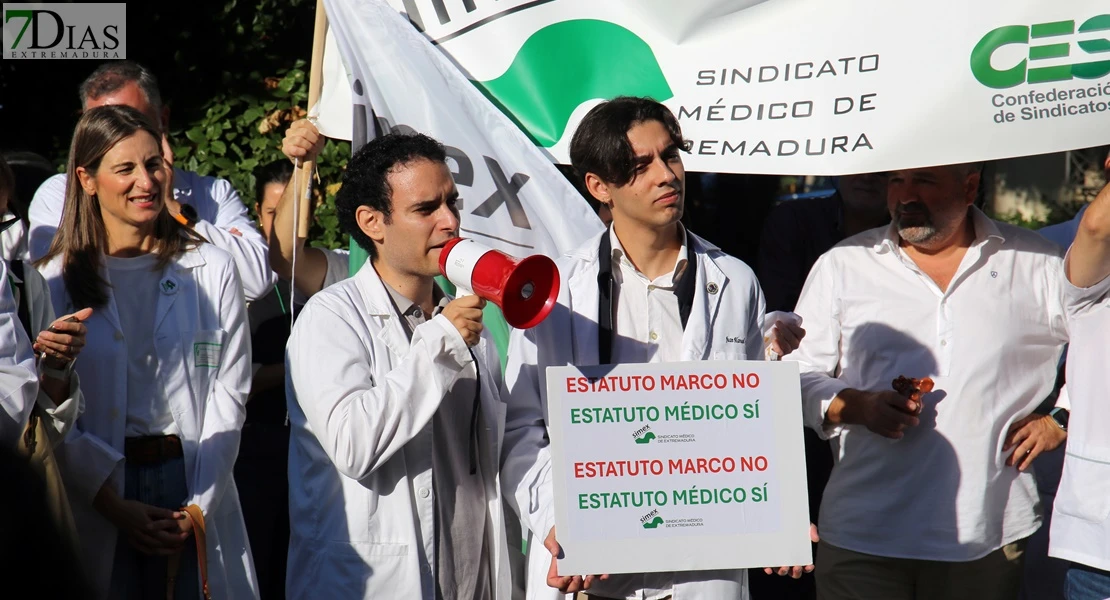 Médicos de Badajoz se concentran contra el nuevo Estatuto Marco: "Más que dinero, pedimos tiempo"