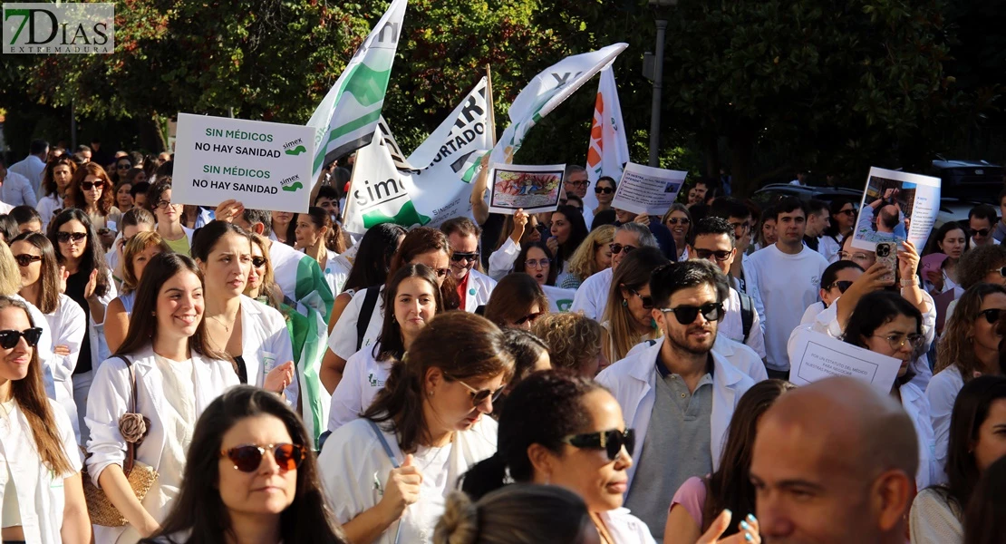 Médicos de Badajoz se concentran contra el nuevo Estatuto Marco: "Más que dinero, pedimos tiempo"