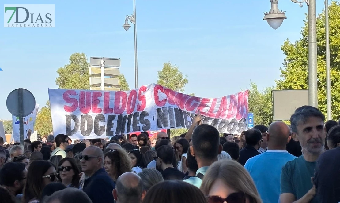 Miles de maestros acuden a la manifestación de Mérida