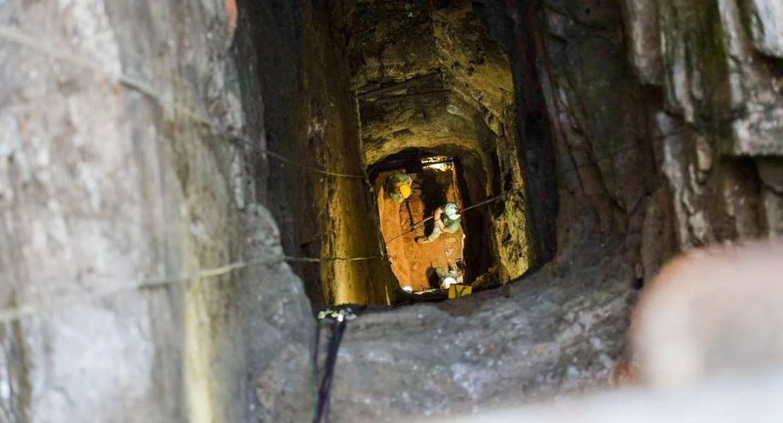 Gallardo visita la mina donde han aparecido restos humanos de víctimas de la represión franquista