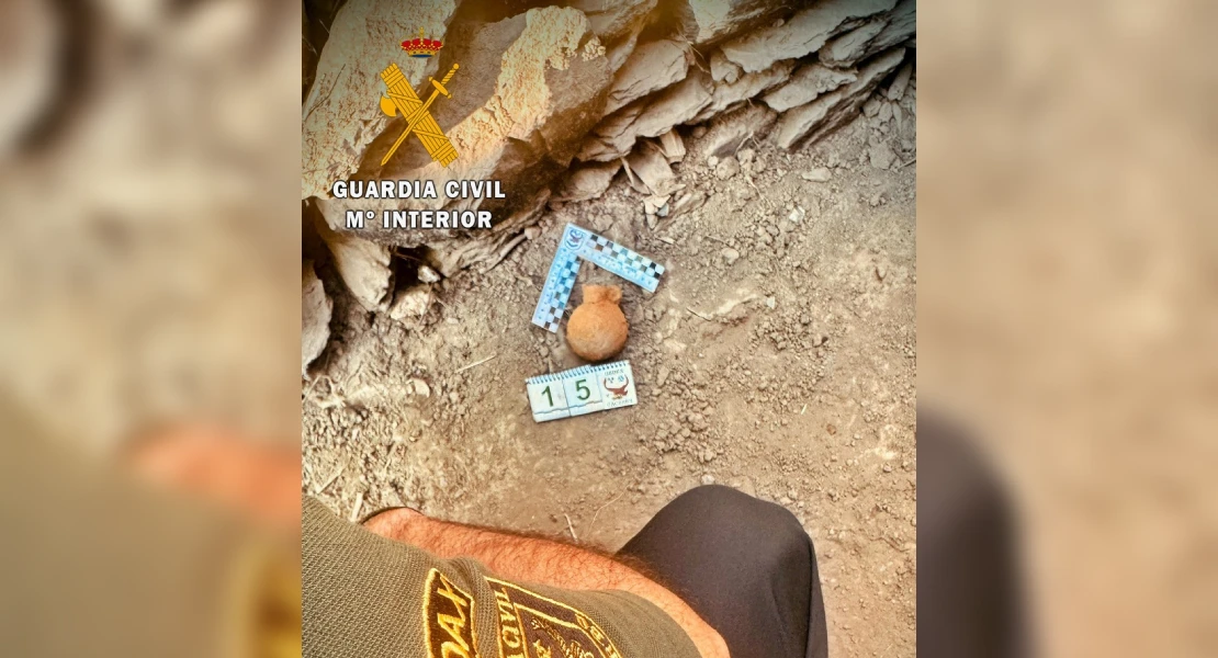 La Guardia Civil desactiva una antigua granada de mano localizada en una finca extremeña