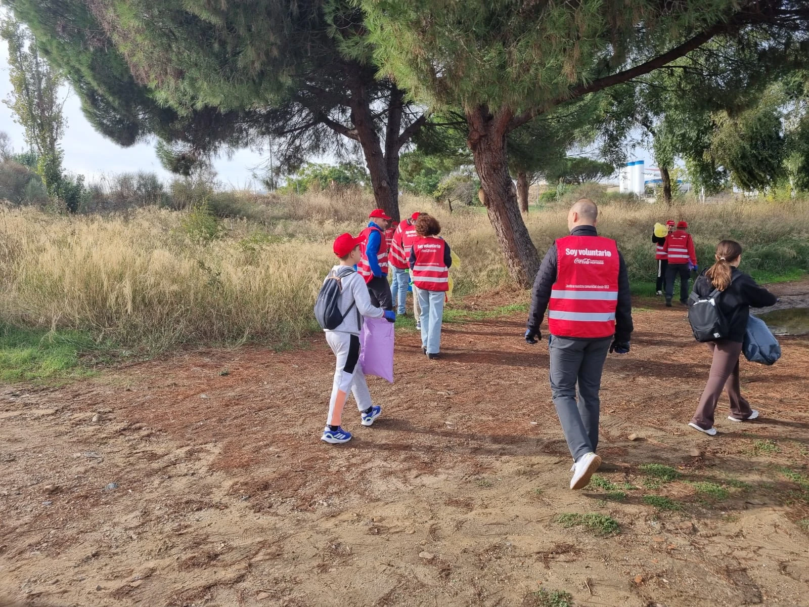 Voluntarios de Coca-Cola participan en la Semana del Voluntariado en Badajoz.