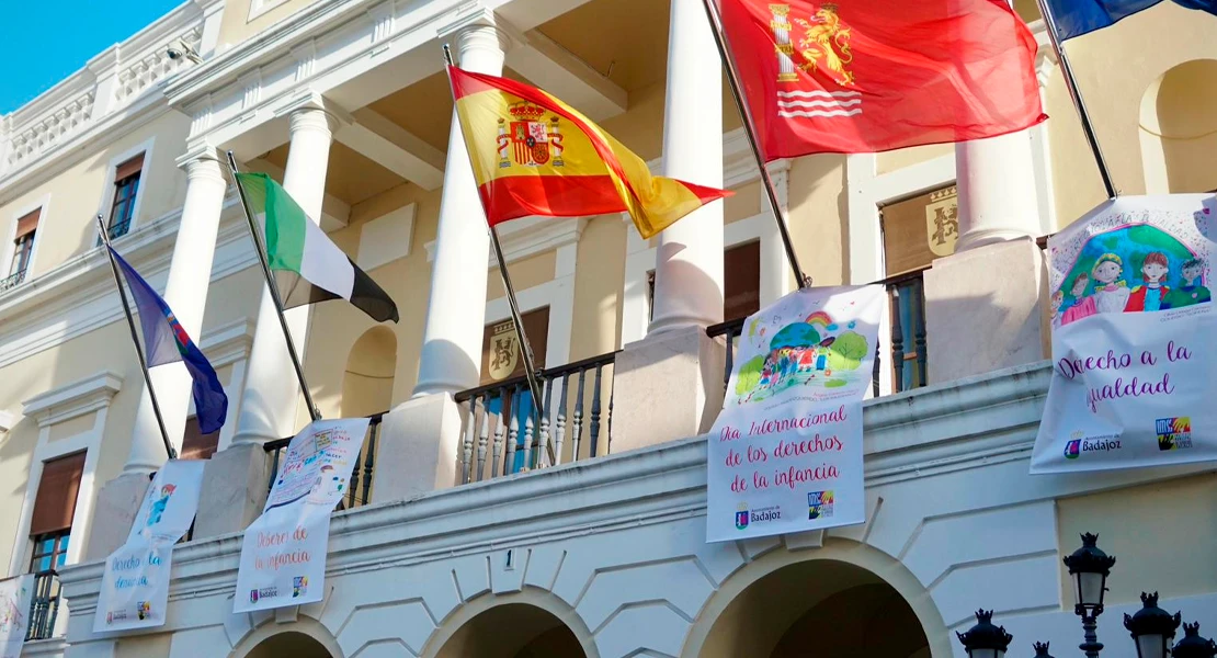 El Ayto. coloca los dibujos seleccionados de los derechos de la infancia 2025