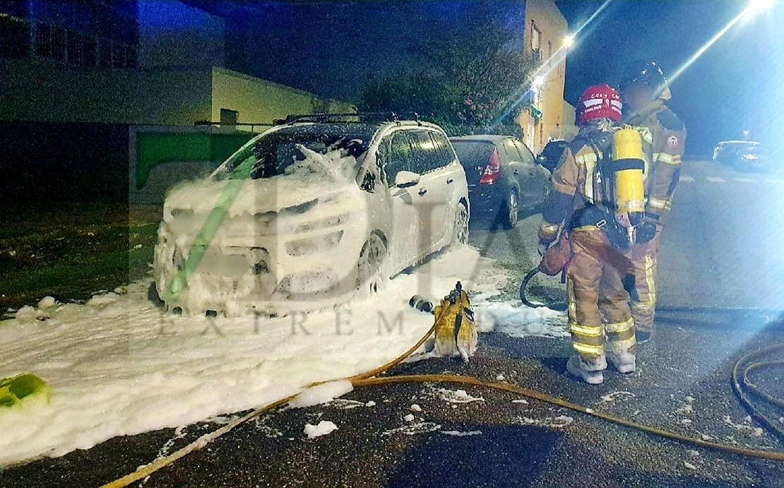 Un nuevo vehículo se incendia en las calles de Badajoz