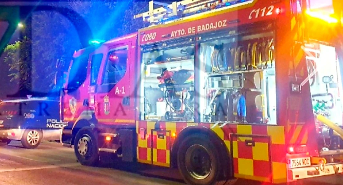 Arde un coche de madrugada en la barriada Suerte de Saavedra de Badajoz