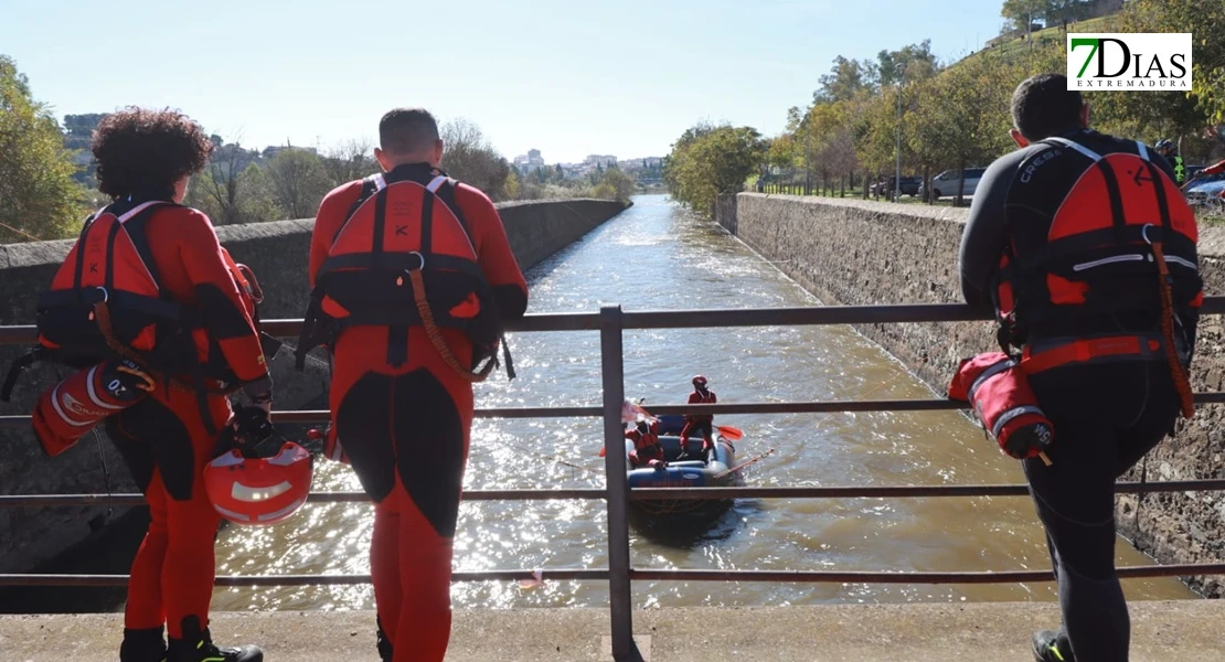 Así han sido las duras prácticas de rescate de ASPEX Y Bomberos de Badajoz