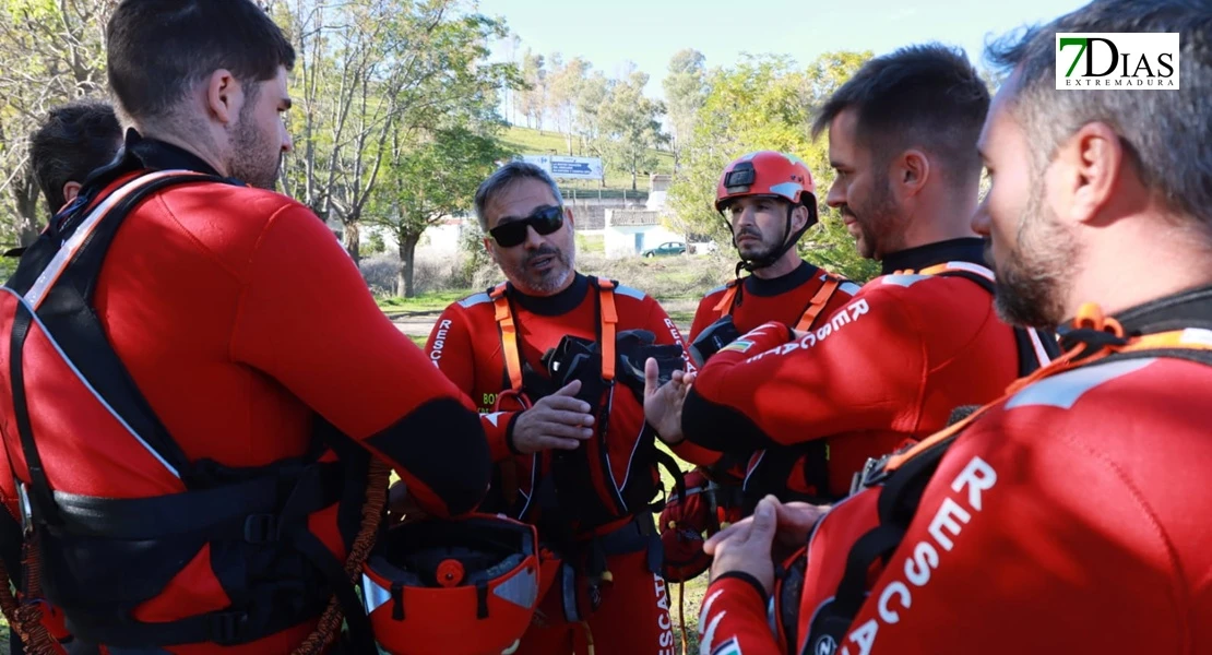 Así han sido las duras prácticas de rescate de ASPEX Y Bomberos de Badajoz