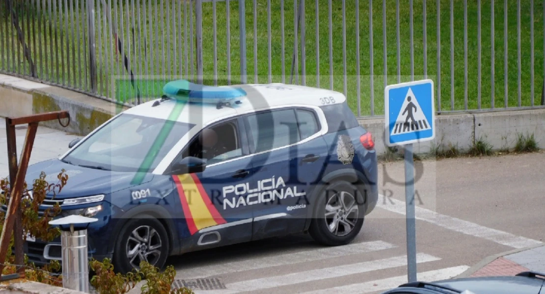 Agentes de la Policía Nacional realizan un rescate animal en el río Guadiana