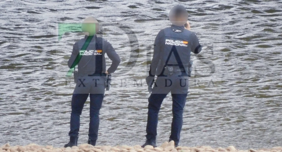Agentes de la Policía Nacional realizan un rescate animal en el río Guadiana