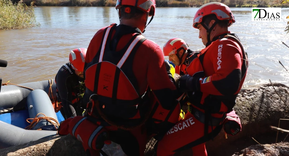 Así han sido las duras prácticas de rescate de ASPEX Y Bomberos de Badajoz