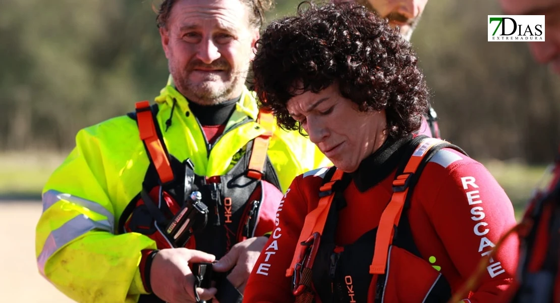 Así han sido las duras prácticas de rescate de ASPEX Y Bomberos de Badajoz