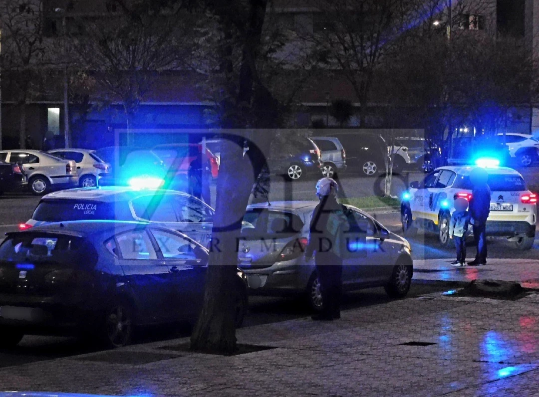 Un accidente entre una moto y un vehículo provoca retenciones en Badajoz