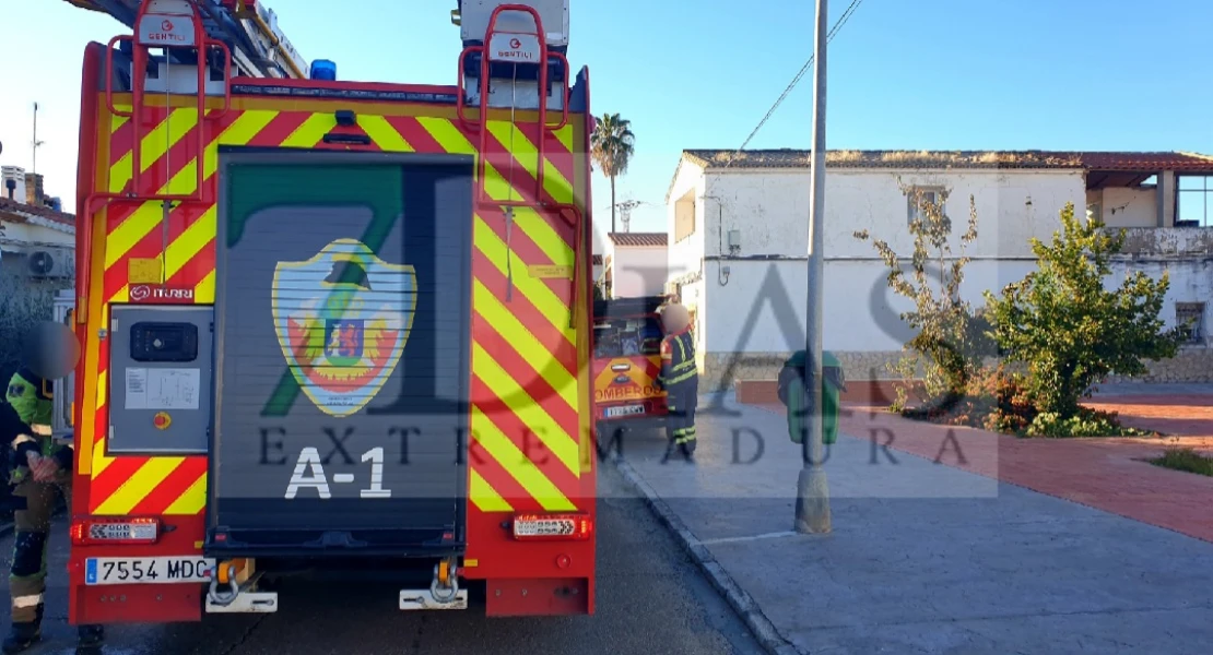 Bomberos de Badajoz intervienen de urgencia para rescatar a un vecino en Balboa