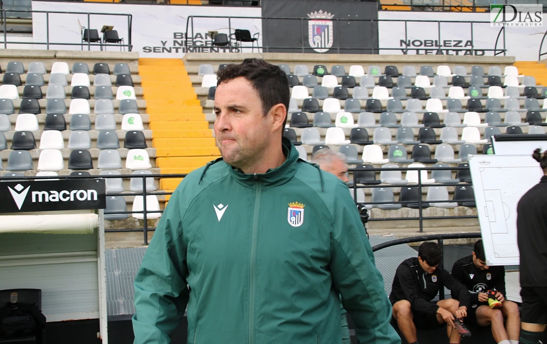 Primer entrenamiento y declaraciones del nuevo entrenador del CD Badajoz