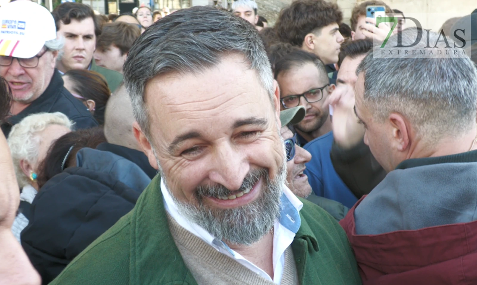 Así ha sido el recibimiento al líder de VOX en Badajoz: "¡Abascal, presidente!"