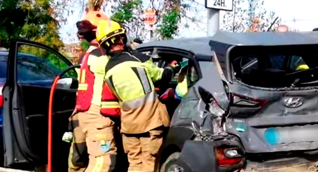 Un camión golpea a tres coches en Cáceres y deja seis heridos, uno de ellos menor