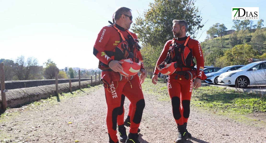 Así han sido las duras prácticas de rescate de ASPEX Y Bomberos de Badajoz
