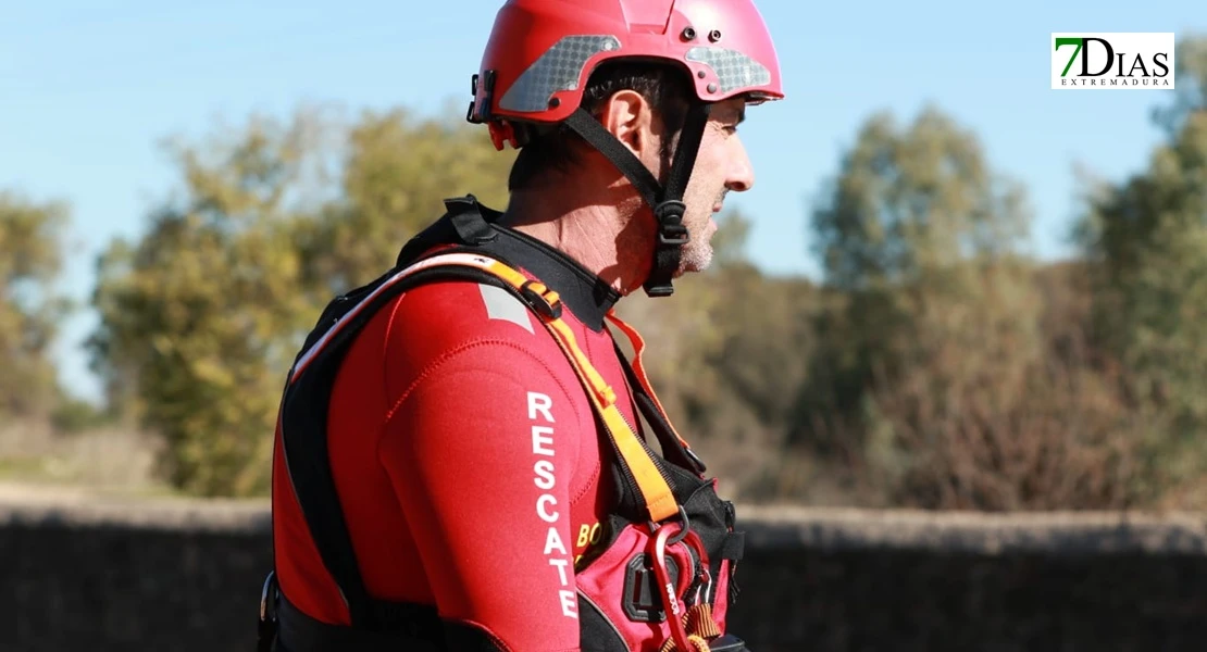 Así han sido las duras prácticas de rescate de ASPEX Y Bomberos de Badajoz