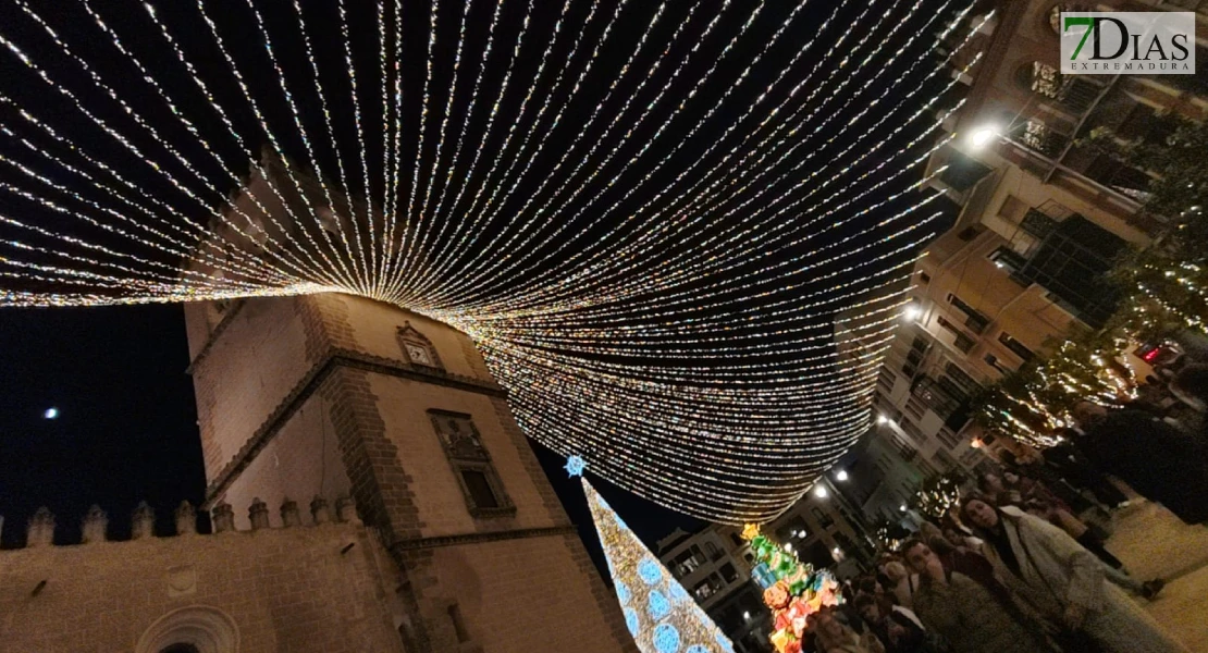 Comienza la Navidad en Badajoz: cientos de visitantes viven el encendido de luces