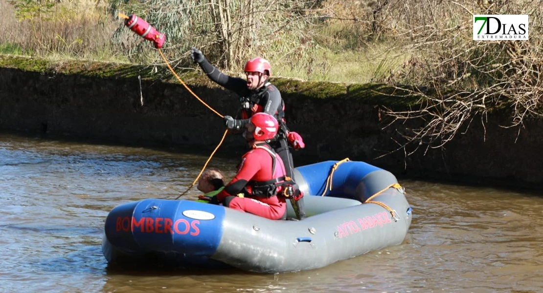 Así han sido las duras prácticas de rescate de ASPEX Y Bomberos de Badajoz