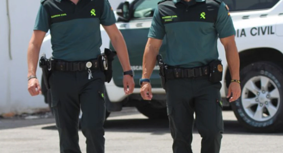 Paran a un hombre con un arma con silenciador a las afueras de un pueblo de Badajoz