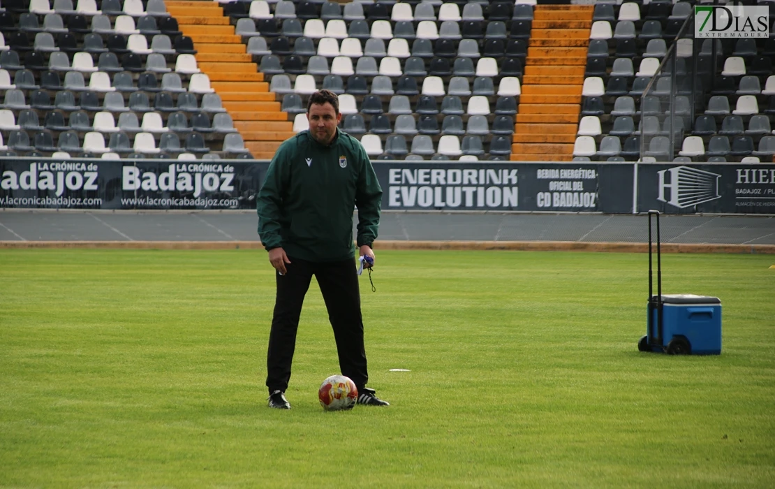 Primer entrenamiento y declaraciones del nuevo entrenador del CD Badajoz