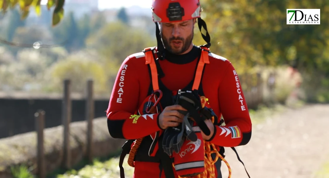Así han sido las duras prácticas de rescate de ASPEX Y Bomberos de Badajoz