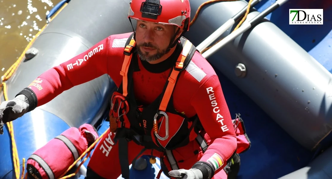 Así han sido las duras prácticas de rescate de ASPEX Y Bomberos de Badajoz