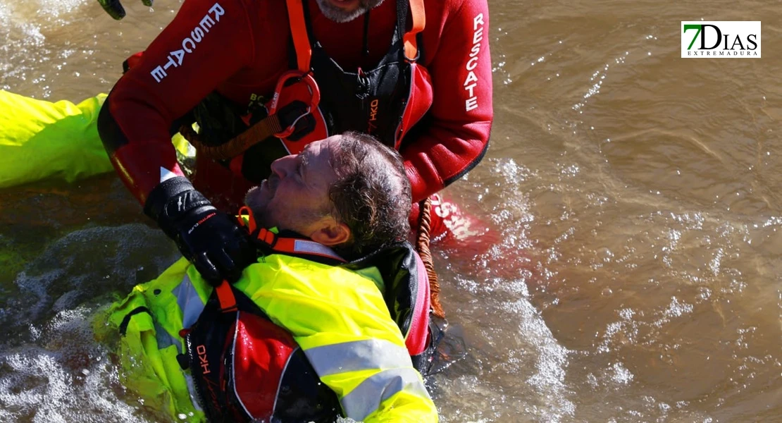 Así han sido las duras prácticas de rescate de ASPEX Y Bomberos de Badajoz