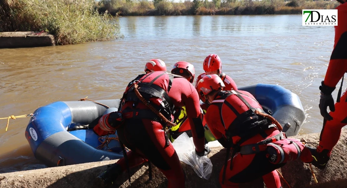 Así han sido las duras prácticas de rescate de ASPEX Y Bomberos de Badajoz