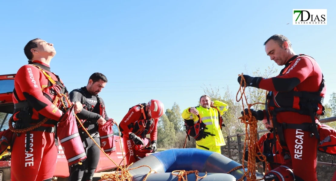 Así han sido las duras prácticas de rescate de ASPEX Y Bomberos de Badajoz