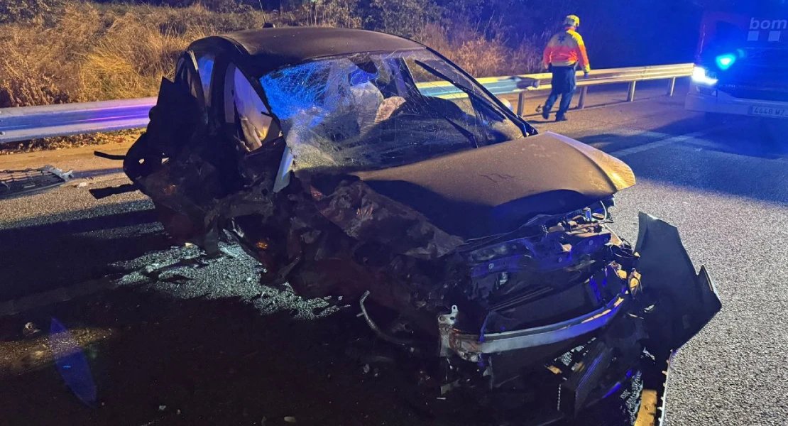 Se da a la fuga tras circular en dirección contraria y chocar contra un autocar