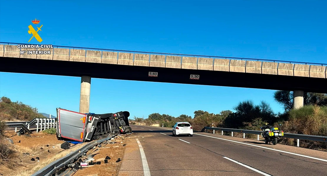 Vuelca un camión tras salir de la vía en la A-5