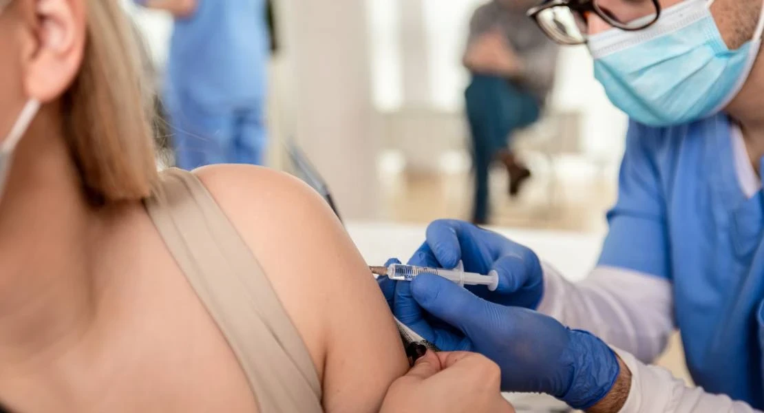 El SES prolonga una semana más la vacunación de gripe y covid por la tarde y sin cita previa